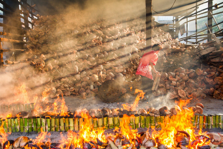 泰国春武里2016 年 4 月 10 日  老妇人烧饭 roas