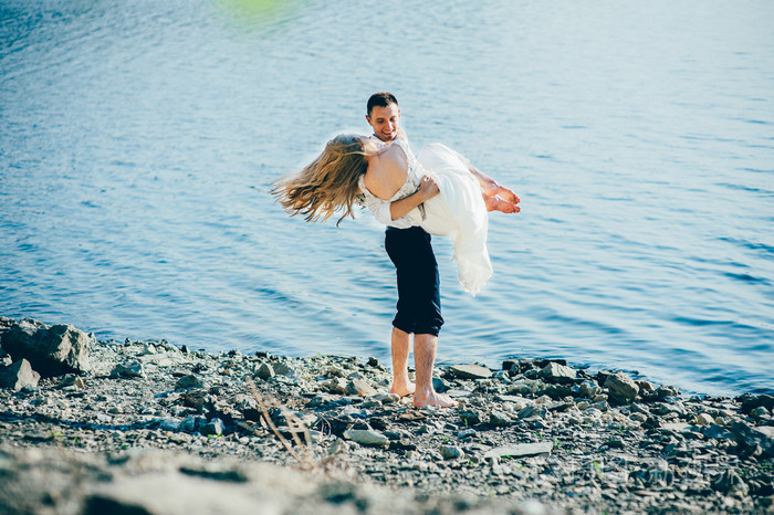 热恋中构成热带海滩上的情侣