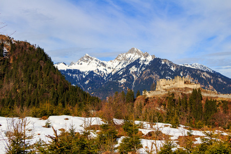 在阿尔卑斯山以新鲜绿山景观图片