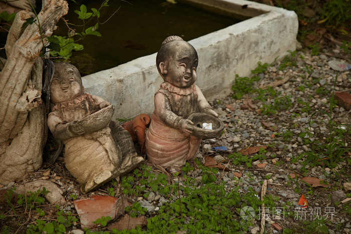 泰国男孩的两个古老雕塑