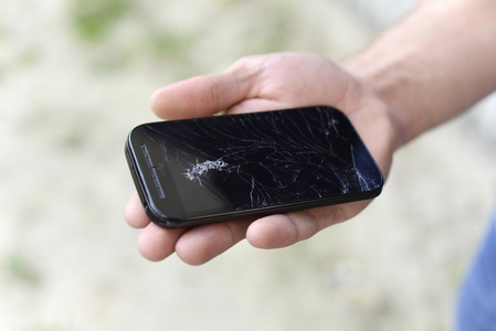 破碎的屏幕在手机上