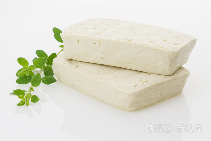 具有新鲜的牛至, 孤立在白色背景上的豆腐块照片-正版商用图片1nlm8n-