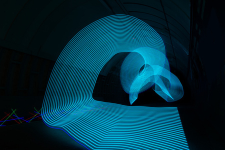 冰蓝色的指示灯在黑暗的隧道里创造出漩涡图案