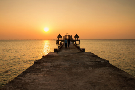 夕阳中桥在 Pa Djittabhawan 寺旅游景点