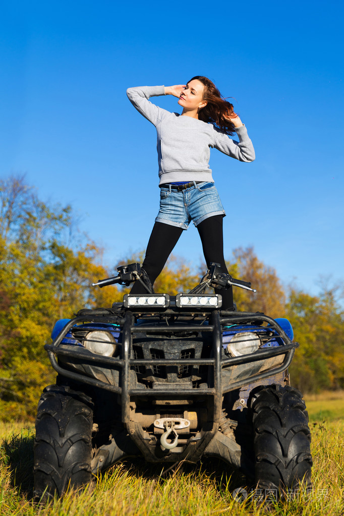 优雅的女人,骑极端 quadrocycle 亚视