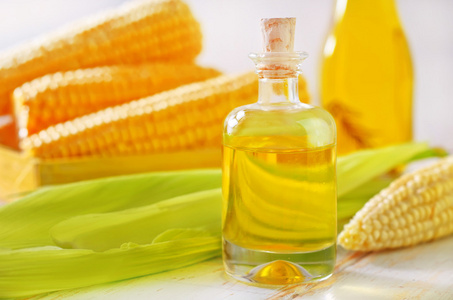 玉米油和玉米穗图片