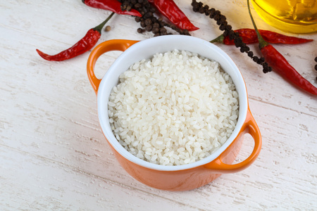 原料大米放在碗里