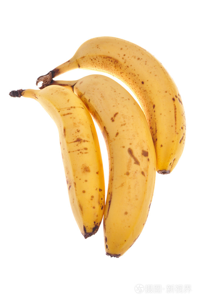 三成熟的香蕉孤立在白色背景上