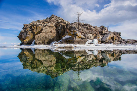 镜像在贝加尔湖水中岛图片