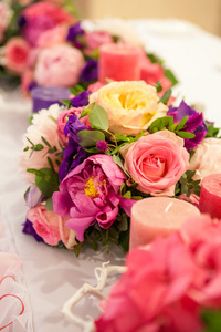 婚礼鲜花 蜡烛和染色的 b 表装饰的花束