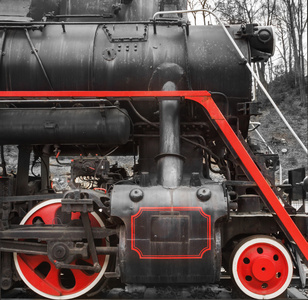两个红色火车轮子的旧机车