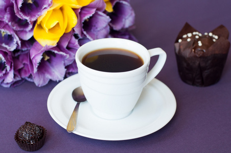 Cup 的咖啡和紫色的郁金香