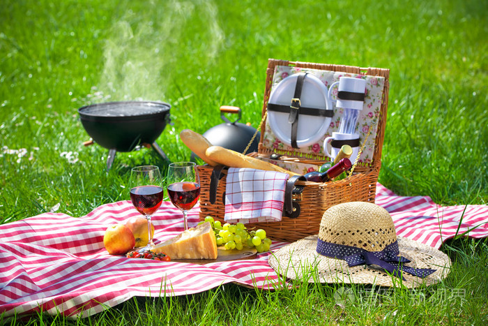 在一片草地上野餐