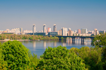 在阳光灿烂的日子，基辅的城市景观