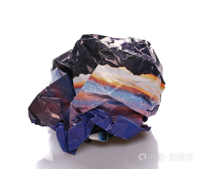 白色背景上孤立的揉皱的报纸球