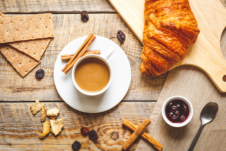 咖啡 饼干和木制的桌子上的羊角面包一起吃早餐