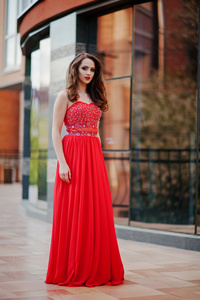 时尚的女孩，在红色的晚礼服的肖像构成酒泉