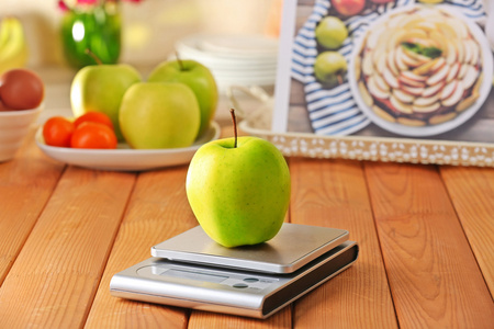 苹果和数字厨房秤照片