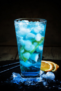 蓝湖鸡尾酒与橙色和冰