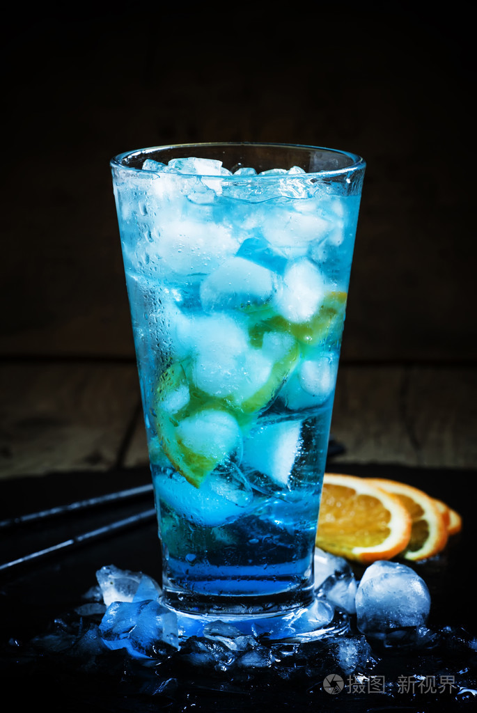 蓝湖鸡尾酒与橙色和冰