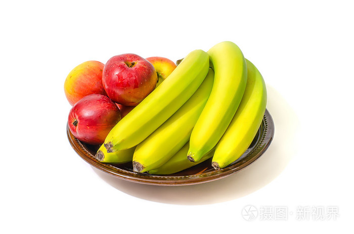 香蕉和苹果在白色背景上的盘