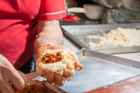 西西里人 arancini 的制作