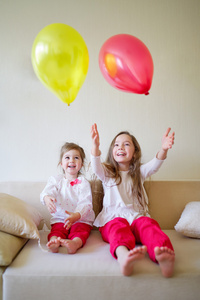 女孩子在玩气球在家里图片