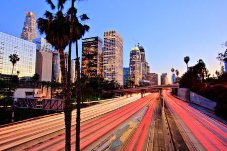 洛杉矶市市中心在落日的光芒小径