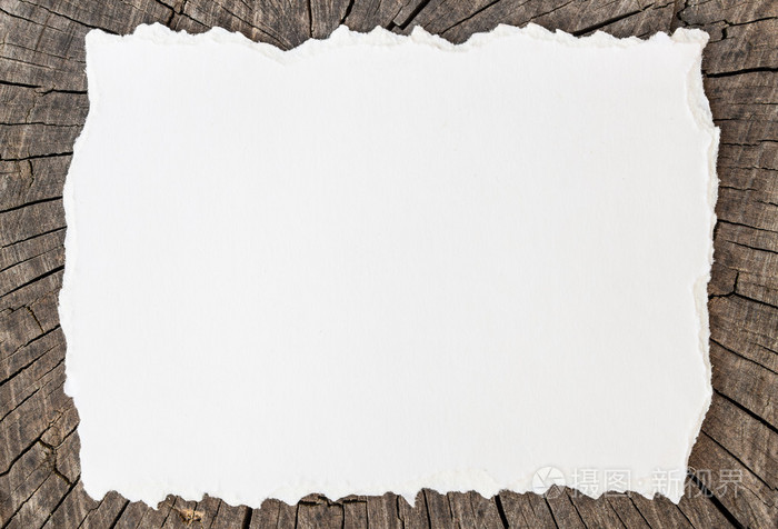白色空白背景下的木板与裂缝撕裂纸板
