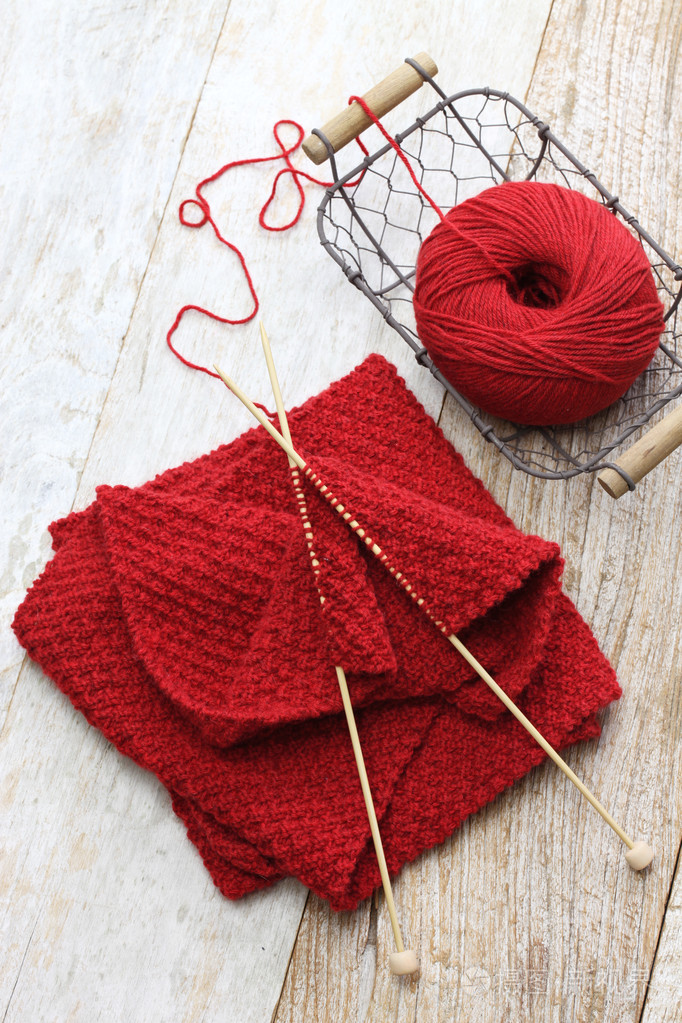 针织红色围巾纱球织针的手