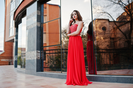 时尚的女孩，在红色的晚礼服的肖像构成酒泉