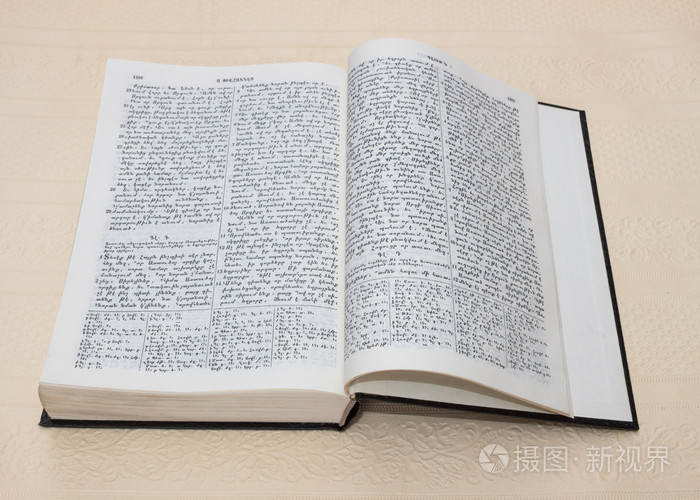 圣经是在白纸上用文本打开的书照片-正版商用图片1nm8uz-摄图新视界