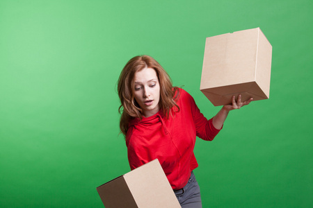 女人抱着纸箱上绿色背景