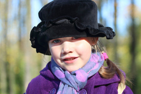戴黑帽子的漂亮小姑娘构成在阳光明媚的秋日 sh