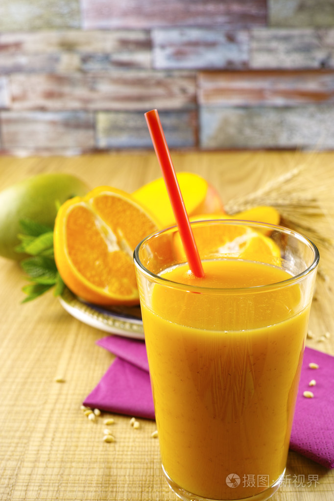健康的鲜榨的芒果和橙汁与谷物和敏
