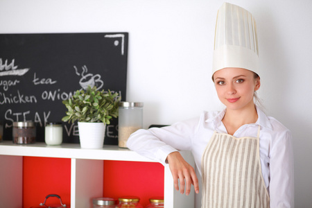 厨师在厨房里的制服女肖像