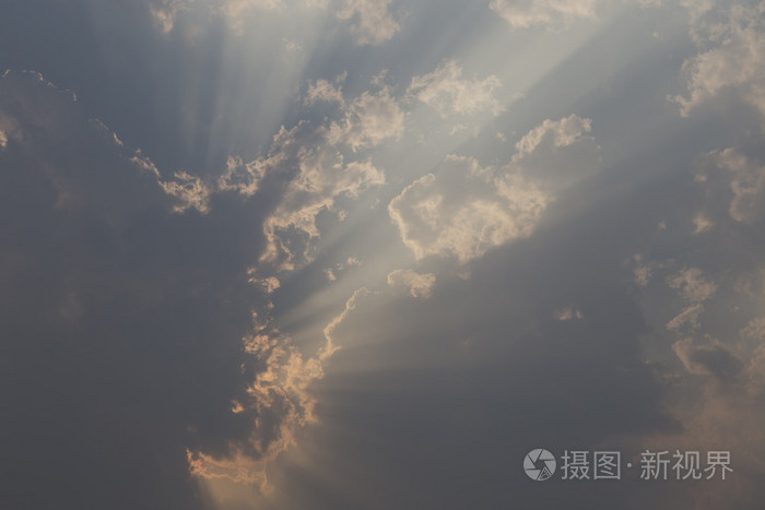 在阴天太阳射线