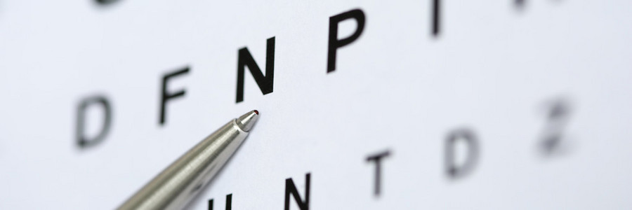 银圆珠笔指向视力检查表中的字母