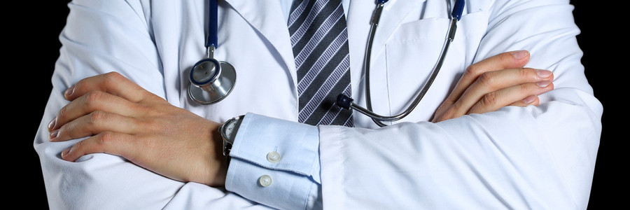 男性医学运用医生两手交叉放在胸前照片
