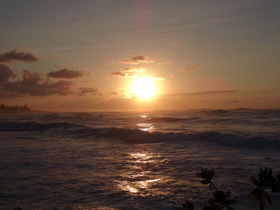 海面上的日落, 波浪向岸边移动