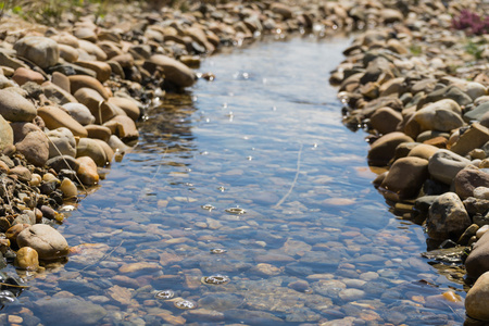 石头和岩石以小河照片