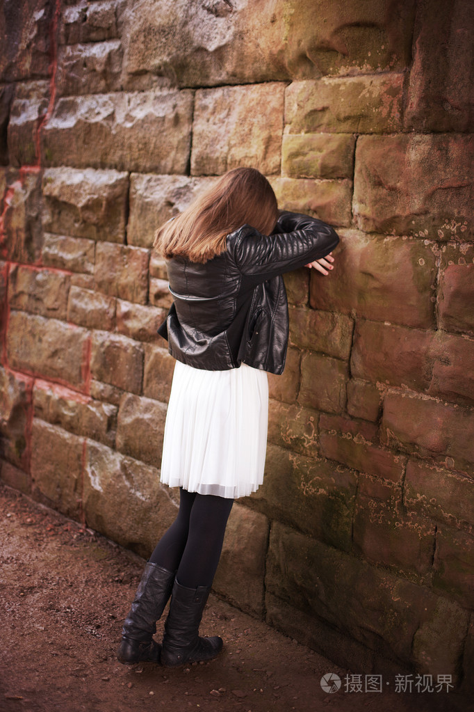 背倚着墙上的她的头在h的少女