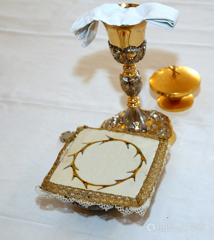 圣马在基督教教堂祭坛上的金色圣杯