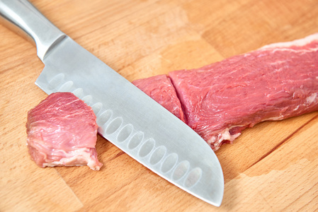 生肉切片切刀在木板上