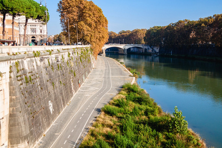 台伯河路堤与自行车道上秋季的一天。罗马，意大利