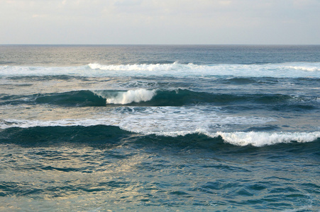 波浪式海洋水域的北岸望着海洋