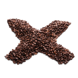 字母 x，字母表从孤立在白色背景上的咖啡豆
