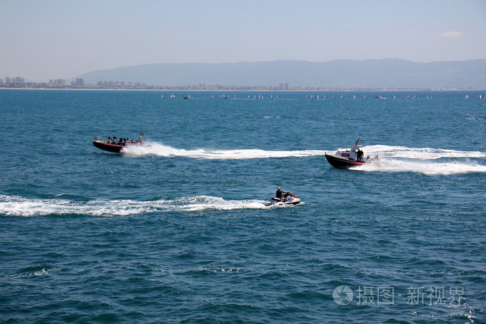 走在一条船在海上