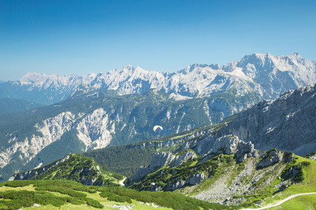 阿尔卑斯山鸟瞰滑翔伞在高山景观与