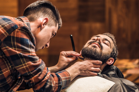 剃齿加工过程的胡子在理发店